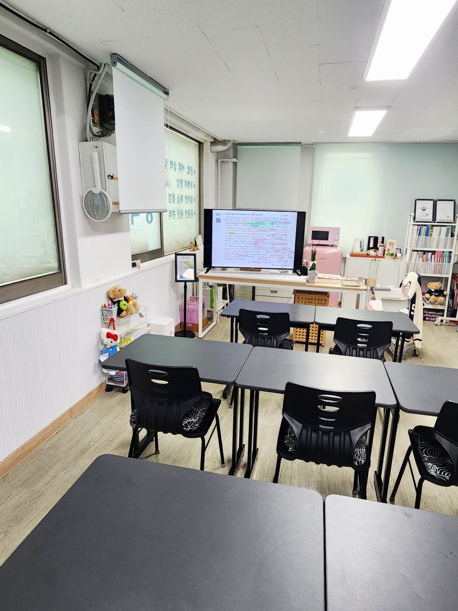 크레센영어교습소 수업 — 원장이 색깔별로 지문을 분석·필기하는 모습